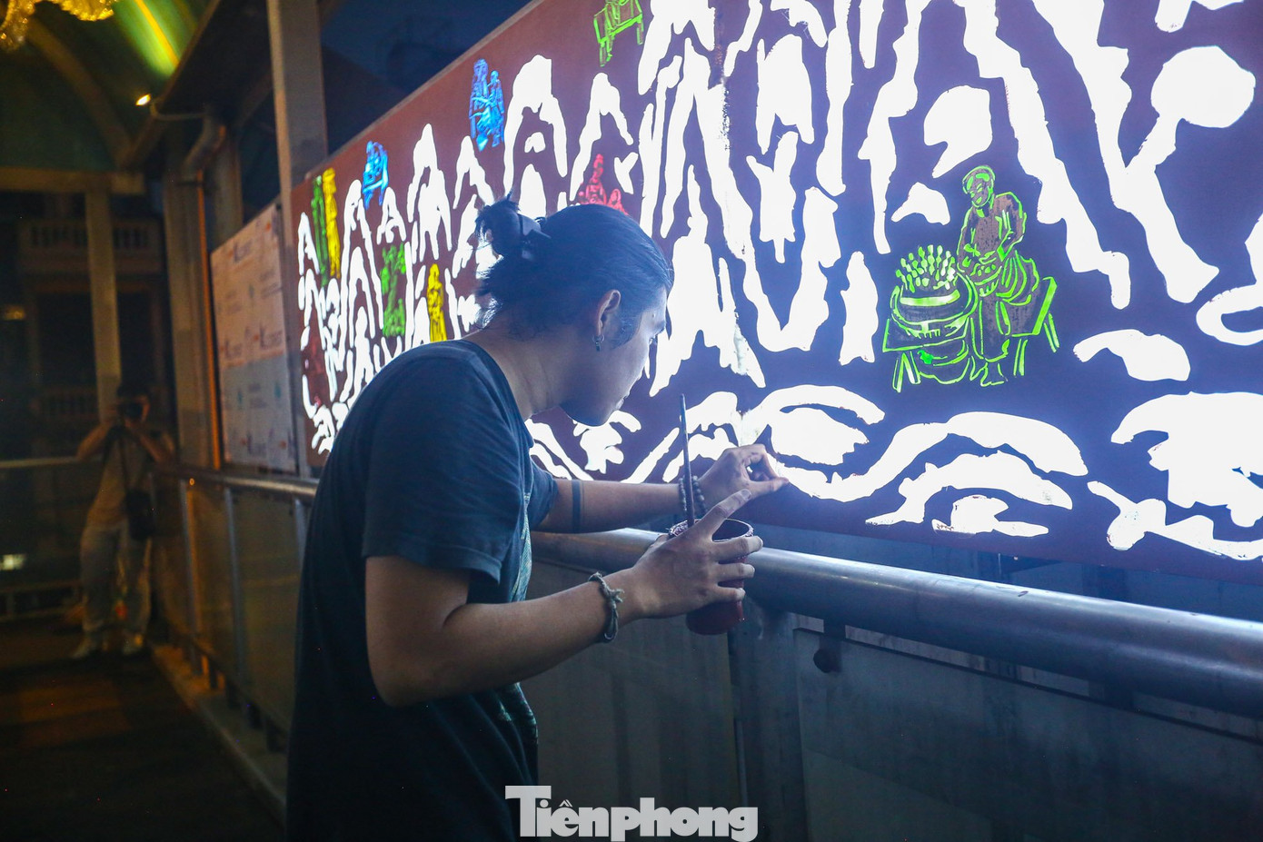 Cầu đi bộ với chủ đề Nước giống như cầu nối tới không gian nghệ thuật công cộng Phúc Tân và Trung tâm văn hóa nghệ thuật 22 Hàng Buồm. Ba địa điểm và không gian nghệ thuật này kết nối với nhau sẽ tạo thành một tour nghệ thuật đi bộ hấp dẫn, thu hút du khách. Cầu đi bộ với chủ đề Nước giống như cầu nối tới không gian nghệ thuật công cộng Phúc Tân và Trung tâm văn hóa nghệ thuật 22 Hàng Buồm. Ba địa điểm và không gian nghệ thuật này kết nối với nhau sẽ tạo thành một tour nghệ thuật đi bộ hấp dẫn, thu hút du khách.