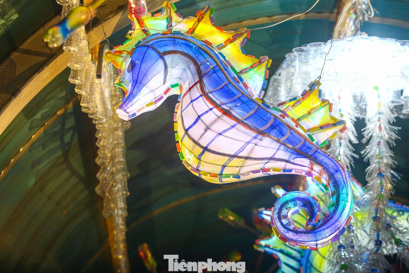 Chịu trách nhiệm sản xuất các mô hình sinh vật biển từ nhựa tái chế, họa sĩ Vũ Xuân Đông cho biết, các tác phẩm này là sự kết hợp giữa vật liệu tái chế và hiện đại. Theo đó, các vật liệu mới như: khung sắt, màng bọc, vật liệu màu vẽ, đèn led…Vật liệu tái chế là chai nhựa, ống hút… Với tổng số lượng 40 sinh vật gồm: cá heo, sứa, cá ngựa, rong, rêu..., họa sĩ Vũ Xuân Đông mất 3 tháng để hoàn thiện. Chịu trách nhiệm sản xuất các mô hình sinh vật biển từ nhựa tái chế, họa sĩ Vũ Xuân Đông cho biết, các tác phẩm này là sự kết hợp giữa vật liệu tái chế và hiện đại. Theo đó, các vật liệu mới như: khung sắt, màng bọc, vật liệu màu vẽ, đèn led…Vật liệu tái chế là chai nhựa, ống hút… Với tổng số lượng 40 sinh vật gồm: cá heo, sứa, cá ngựa, rong, rêu..., họa sĩ Vũ Xuân Đông mất 3 tháng để hoàn thiện.