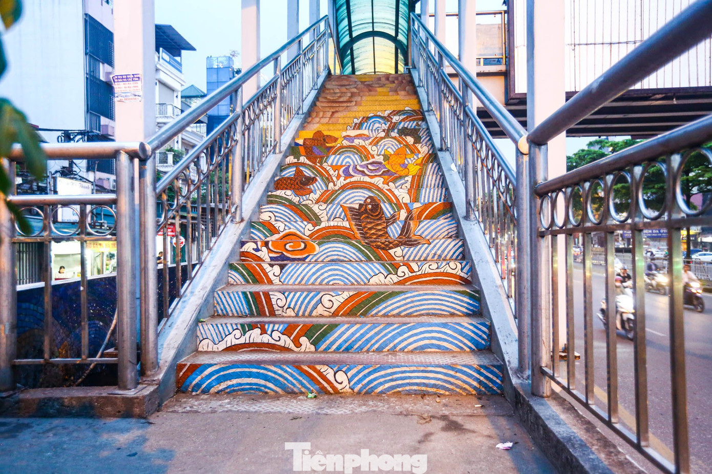 Cầu đi bộ trên phố Trần Nhật Duật (Hoàn Kiếm, Hà Nội) được cải tạo thành dự nghệ thuật công cộng. Dự án này vừa đáp ứng nhu cầu thắp sáng cầu đi bộ, vừa khiến khu vực này trở nên sinh động hơn. Khu vực chân cầu thang đi bộ được thiết kế từ hình ảnh Cá chép vượt Vũ Môn. Cầu đi bộ trên phố Trần Nhật Duật (Hoàn Kiếm, Hà Nội) được cải tạo thành dự nghệ thuật công cộng. Dự án này vừa đáp ứng nhu cầu thắp sáng cầu đi bộ, vừa khiến khu vực này trở nên sinh động hơn. Khu vực chân cầu thang đi bộ được thiết kế từ hình ảnh Cá chép vượt Vũ Môn.