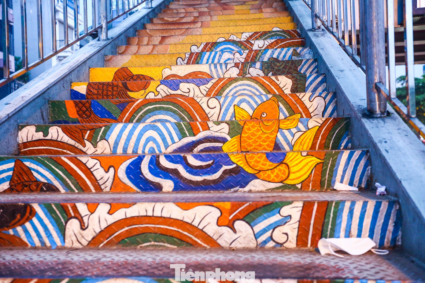 Cầu đi bộ trên phố Trần Nhật Duật (Hoàn Kiếm, Hà Nội) được cải tạo thành dự nghệ thuật công cộng. Dự án này vừa đáp ứng nhu cầu thắp sáng cầu đi bộ, vừa khiến khu vực này trở nên sinh động hơn. Khu vực chân cầu thang đi bộ được thiết kế từ hình ảnh Cá chép vượt Vũ Môn. Cầu đi bộ trên phố Trần Nhật Duật (Hoàn Kiếm, Hà Nội) được cải tạo thành dự nghệ thuật công cộng. Dự án này vừa đáp ứng nhu cầu thắp sáng cầu đi bộ, vừa khiến khu vực này trở nên sinh động hơn. Khu vực chân cầu thang đi bộ được thiết kế từ hình ảnh Cá chép vượt Vũ Môn.