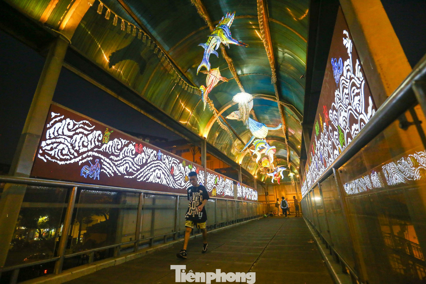 Với chủ đề Nước, các tác phẩm sắp đặt tương tác khắp các vị trí trên cây cầu đi bộ sẽ biến cây cầu trở thành một bộ sưu tập tác phẩm sắp đặt ánh sáng. Các sản phẩm trang trí của dự án được sử dụng từ vật liệu tái chế. Với chủ đề Nước, các tác phẩm sắp đặt tương tác khắp các vị trí trên cây cầu đi bộ sẽ biến cây cầu trở thành một bộ sưu tập tác phẩm sắp đặt ánh sáng. Các sản phẩm trang trí của dự án được sử dụng từ vật liệu tái chế.