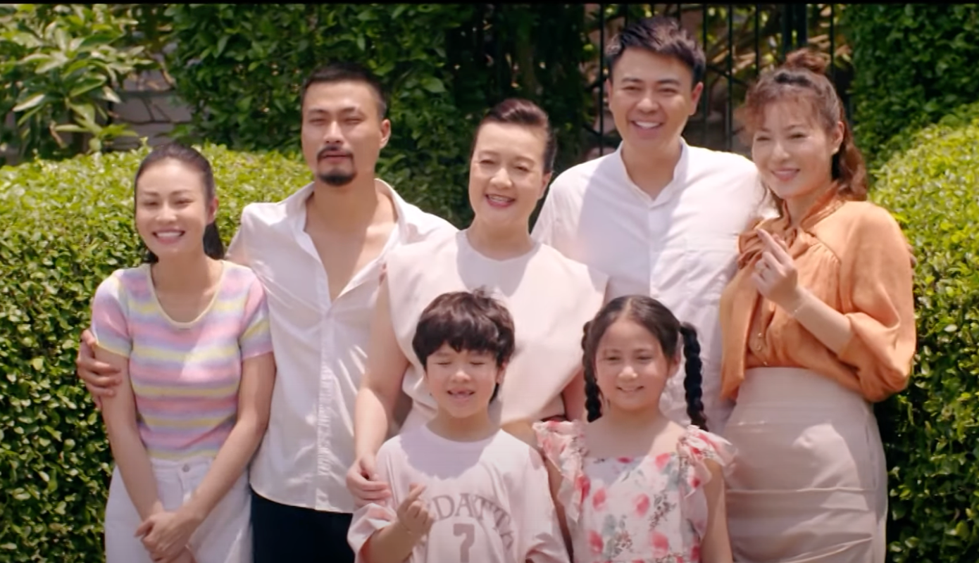 Đại gia đình Trí (Duy Hưng) - Tuệ (Tuấn Tú) sống hạnh phúc bên nhau. Đại gia đình Trí (Duy Hưng) - Tuệ (Tuấn Tú) sống hạnh phúc bên nhau.