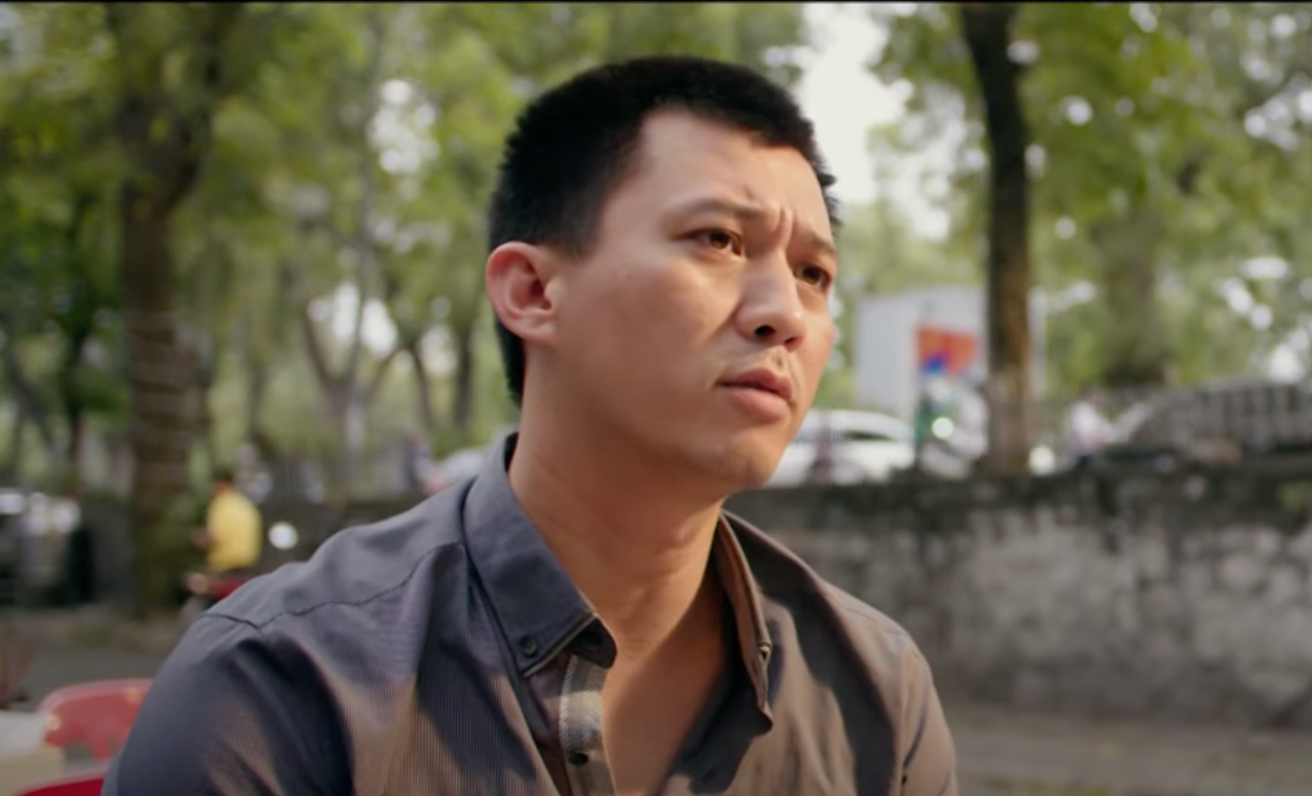 Trước khi đầu thú Khải (Hà Việt Dũng) nhờ Trí (Duy Hưng) chăm sóc con trai mình. Trước khi đầu thú Khải (Hà Việt Dũng) nhờ Trí (Duy Hưng) chăm sóc con trai mình.