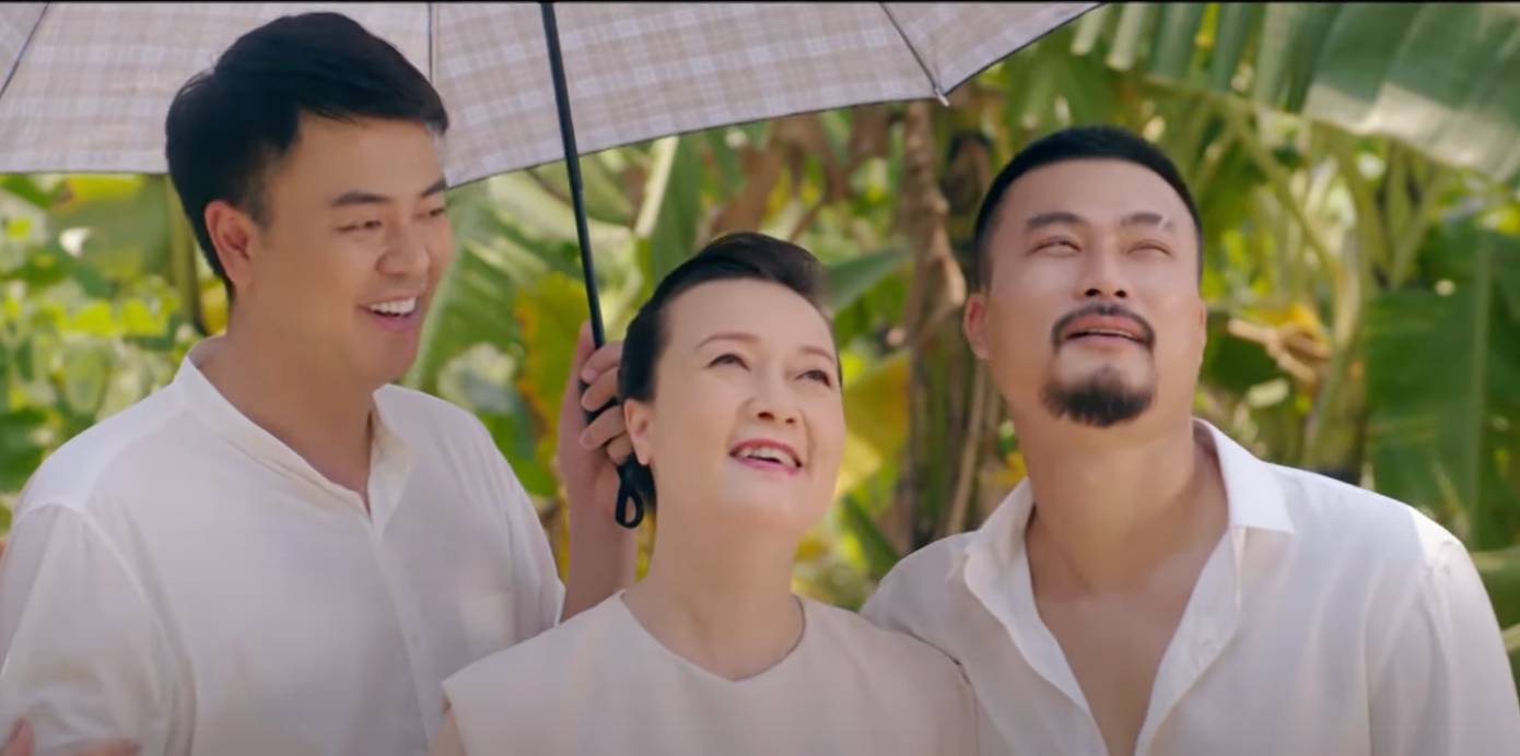 Đại gia đình Trí (Duy Hưng) - Tuệ (Tuấn Tú) sống hạnh phúc bên nhau. Đại gia đình Trí (Duy Hưng) - Tuệ (Tuấn Tú) sống hạnh phúc bên nhau.