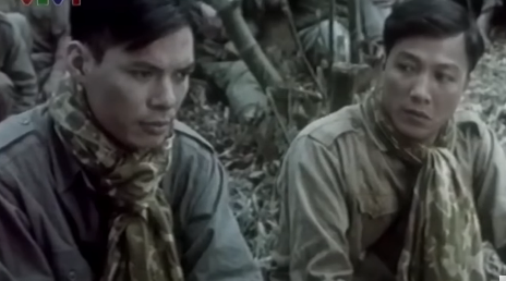 Hoa ban đỏ, còn có sự tham gia của NSND Trung Anh và NSND Trọng Trinh. Trong phim, NSND Trọng Trinh đóng vai Quán - một đồng đội của Phương. NSND Trung Anh đảm nhận một vai nhỏ, xuất hiện thoáng qua.