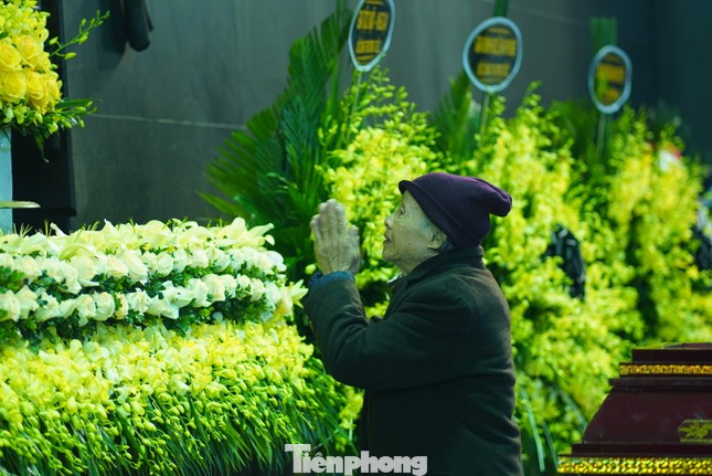 Đến tiễn biệt bất cứ đồng nghiệp nào ông đều vô cùng thành kính. Ảnh: Gia Linh.