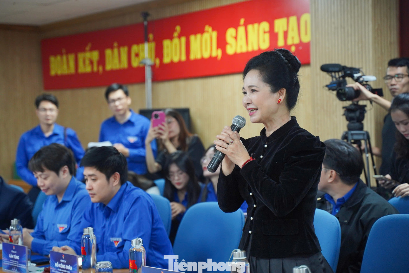 “Tôi cũng ngưỡng mộ và học từ các bạn sự năng lượng, tích cực khi làm nghề. Rất mong các bạn tiếp tục phát huy sức trẻ, thể hiện mạnh mẽ hơn nữa tình yêu với văn hóa. Cảm ơn các bạn vì yêu văn hóa Việt và lan tỏa đến nhiều thế hệ trẻ”, NSND Lan Hương nói. Theo NSND Lan Hương, các chương trình như Anh trai say hi, Anh trai vượt ngàn chông gai… khiến cô trẻ ra, được gần với nghệ sĩ trẻ và học hỏi từ các bạn nhiều điều. Nữ nghệ sĩ khẳng định dàn nghệ sĩ trẻ của Việt Nam không hề thua kém quốc tế.