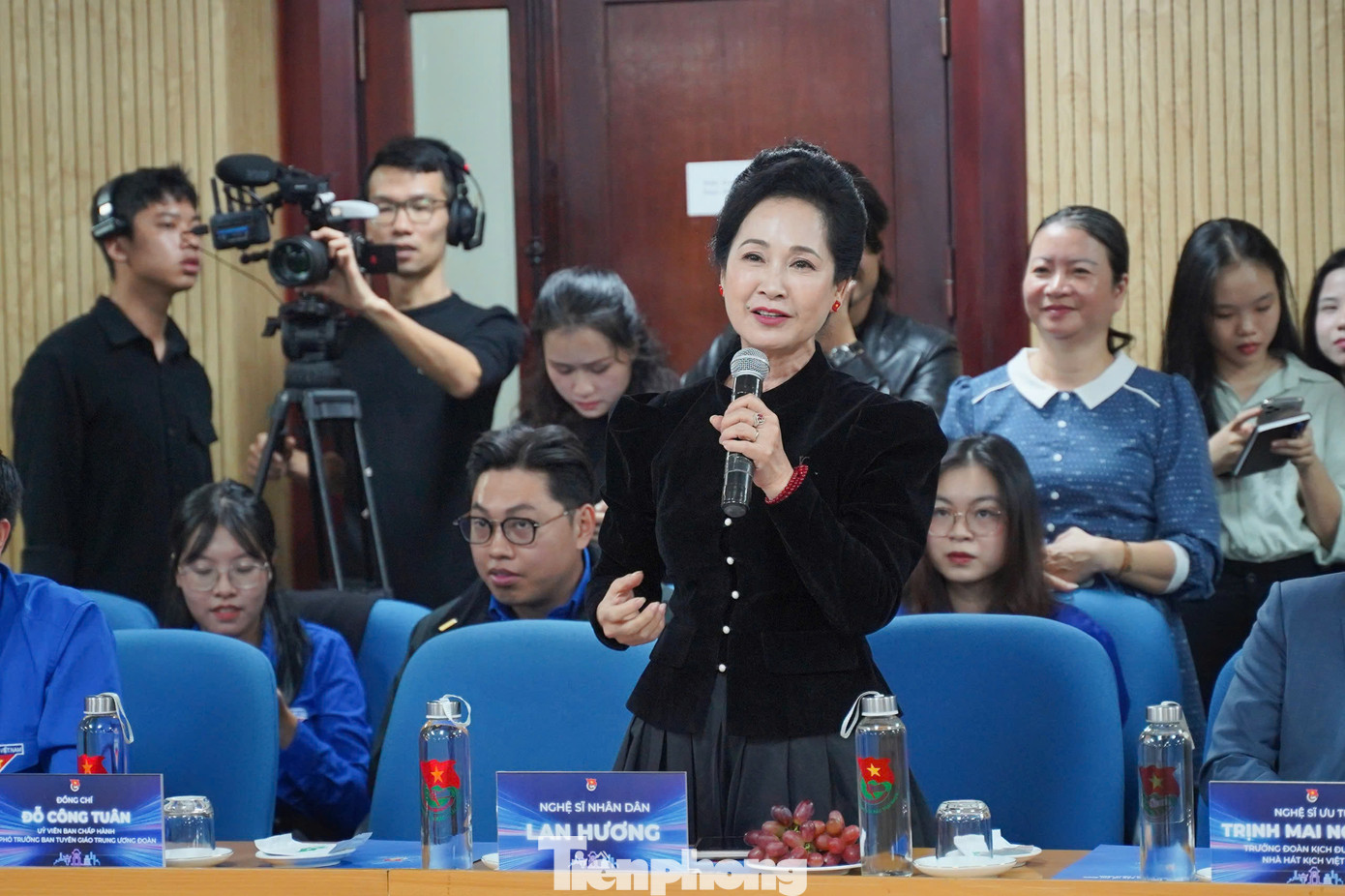 Cũng có mặt tại sự kiện, NSND Lan Hương cho biết cô học hỏi được nhiều từ các nghệ sĩ trẻ. Nữ nghệ sĩ nói cháu nội mình hâm mộ các anh trai, luôn nhún nhảy mỗi khi nghe các bài hát từ chương trình.