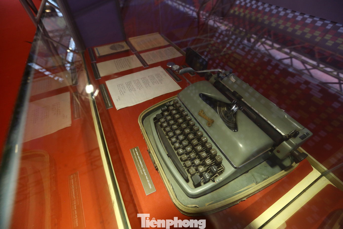 Trước đó, Nhà ký ức năm 2023 khá gây thất vọng về số lượng kỷ vật. Giải thích về sự cố này, nhà thơ Nguyễn Quang Thiều - Chủ tịch Hội Nhà văn Việt Nam - cho rằng việc lưu trữ tư liệu, hiện vật của các nhà văn nhà thơ chưa chuyên nghiệp nên thiếu thốn rất nhiều. “Tuy nhiên dù thiếu chúng tôi vẫn phải bày biện thôi”, ông Thiều nói.