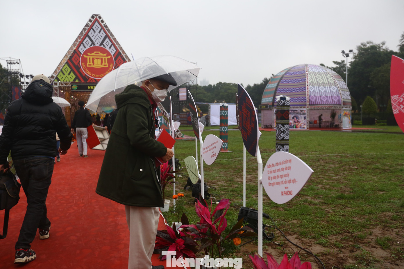 Ngày thơ Việt Nam năm 2024 với chủ đề Bản hòa âm đất nước là cuộc hội ngộ thi ca các dân tộc Việt Nam, mang đến công chúng di sản thi ca 54 dân tộc, các tác phẩm viết về thiên nhiên, vùng đất, con người các dân tộc Việt Nam.