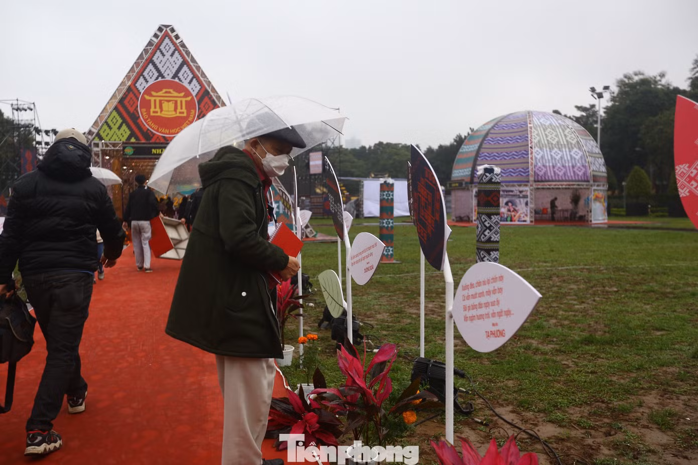 Ngày thơ Việt Nam năm 2024 với chủ đề Bản hòa âm đất nước là cuộc hội ngộ thi ca các dân tộc Việt Nam, mang đến công chúng di sản thi ca 54 dân tộc, các tác phẩm viết về thiên nhiên, vùng đất, con người các dân tộc Việt Nam.