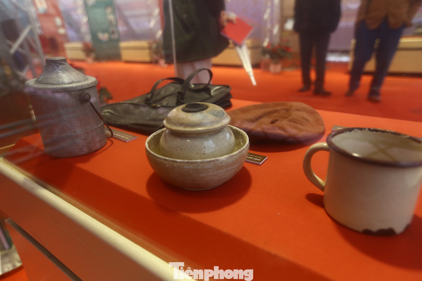 Trước đó, Nhà ký ức năm 2023 khá gây thất vọng về số lượng kỷ vật. Giải thích về sự cố này, nhà thơ Nguyễn Quang Thiều - Chủ tịch Hội Nhà văn Việt Nam - cho rằng việc lưu trữ tư liệu, hiện vật của các nhà văn nhà thơ chưa chuyên nghiệp nên thiếu thốn rất nhiều. “Tuy nhiên dù thiếu chúng tôi vẫn phải bày biện thôi”, ông Thiều nói.