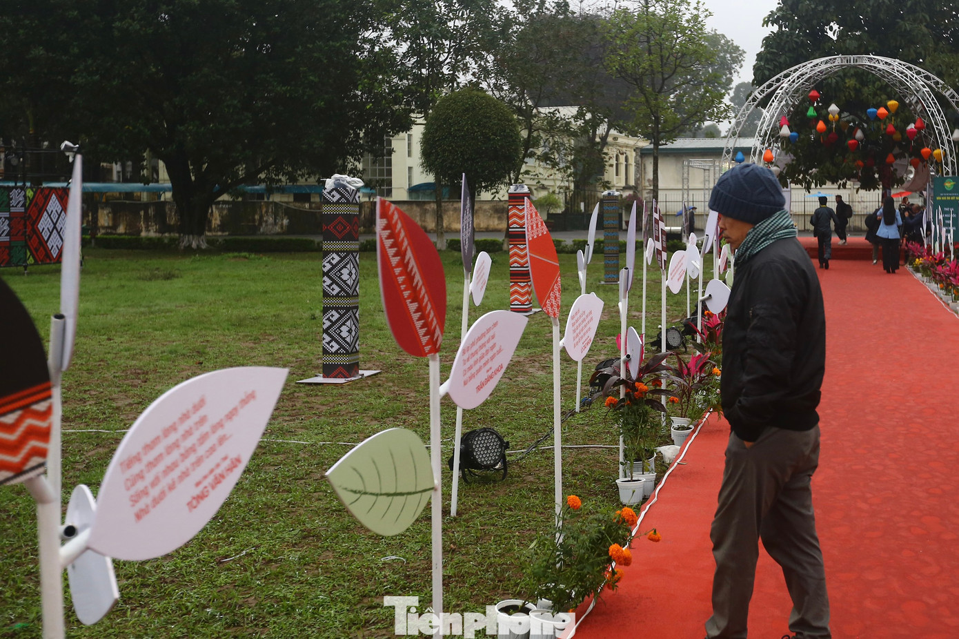 Trên mỗi mầm lá viết một câu thơ hay do nhà thơ Trần Đăng Khoa chịu trách nhiệm của nhóm tuyển chọn. Tổng cộng sẽ có 54 câu thơ, tương ứng với con số 54 dân tộc.