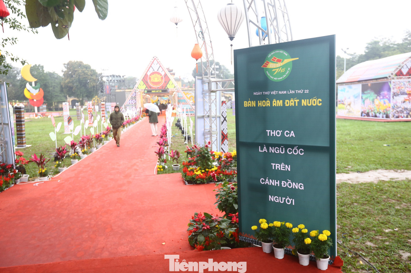 Sự kiện chính của Ngày thơ Việt Nam được thực hiện trên trục thần đạo của Hoàng thành Thăng Long, từ cửa Đoan Môn đến Cột Cờ Hà Nội.