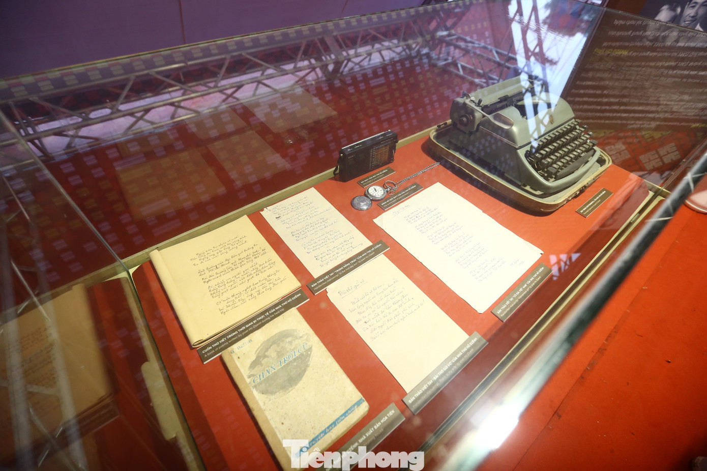 Phần trưng bày Nhà Ký ức do Bảo tàng Văn học Việt Nam thực hiện. Tại Ngày thơ Việt Nam năm nay, Nhà ký ức giới thiệu đến du khách hiện vật, tư liệu của 12 nhà thơ tiêu biểu phản ánh cảm xúc thi ca đặc sắc, độc đáo của nhiều dân tộc anh em trong khối đại đoàn kết các dân tộc, từ núi rừng phía Bắc tới miền Trung, Tây Nguyên, xuống Nam Trung Bộ rồi về Đất Mũi...