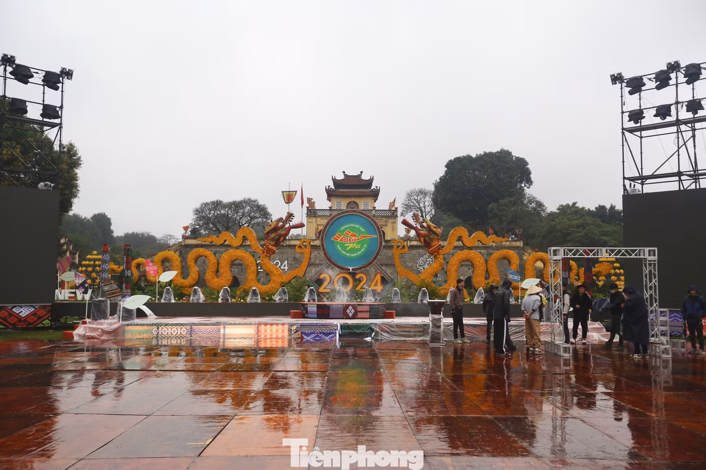 Đêm thơ chia làm bốn phần gồm trình diễn và đọc thơ của các tác giả khu vực phía Bắc, các nhà thơ quốc tế tham gia giao lưu và đọc thơ, trình diễn và đọc thơ của các tác giả khu vực miền Trung - Tây Nguyên và miền Nam. Dịp này, Á hậu Thụy Vân ngâm bài thơ Những người mẹ núi của tác giả Đỗ Thị Tấc.