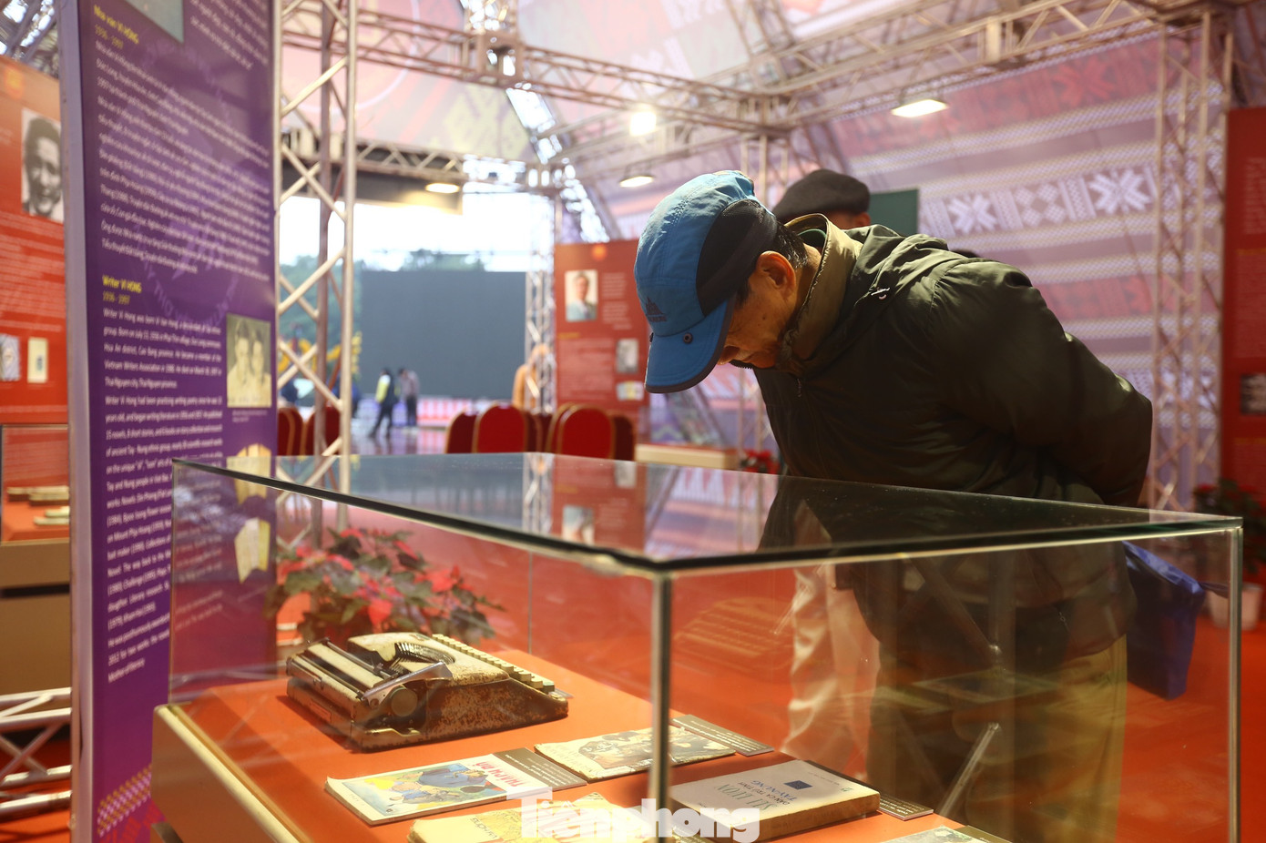 Sáng 24/2, Hà Nội chìm trong mưa mù, giá lạnh nhưng không ngăn được bước chân người yêu thơ, mê thơ đến với Hoàng thành Thăng Long để chiêm ngưỡng, tìm hiểu về nhiều nhà thơ lớn tại Việt Nam.