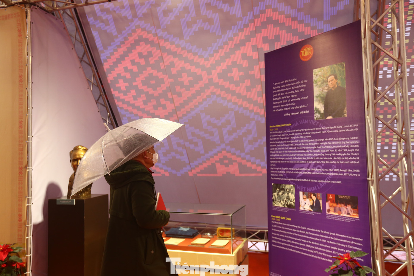 Sáng 24/2, Hà Nội chìm trong mưa mù, giá lạnh nhưng không ngăn được bước chân người yêu thơ, mê thơ đến với Hoàng thành Thăng Long để chiêm ngưỡng, tìm hiểu về nhiều nhà thơ lớn tại Việt Nam.