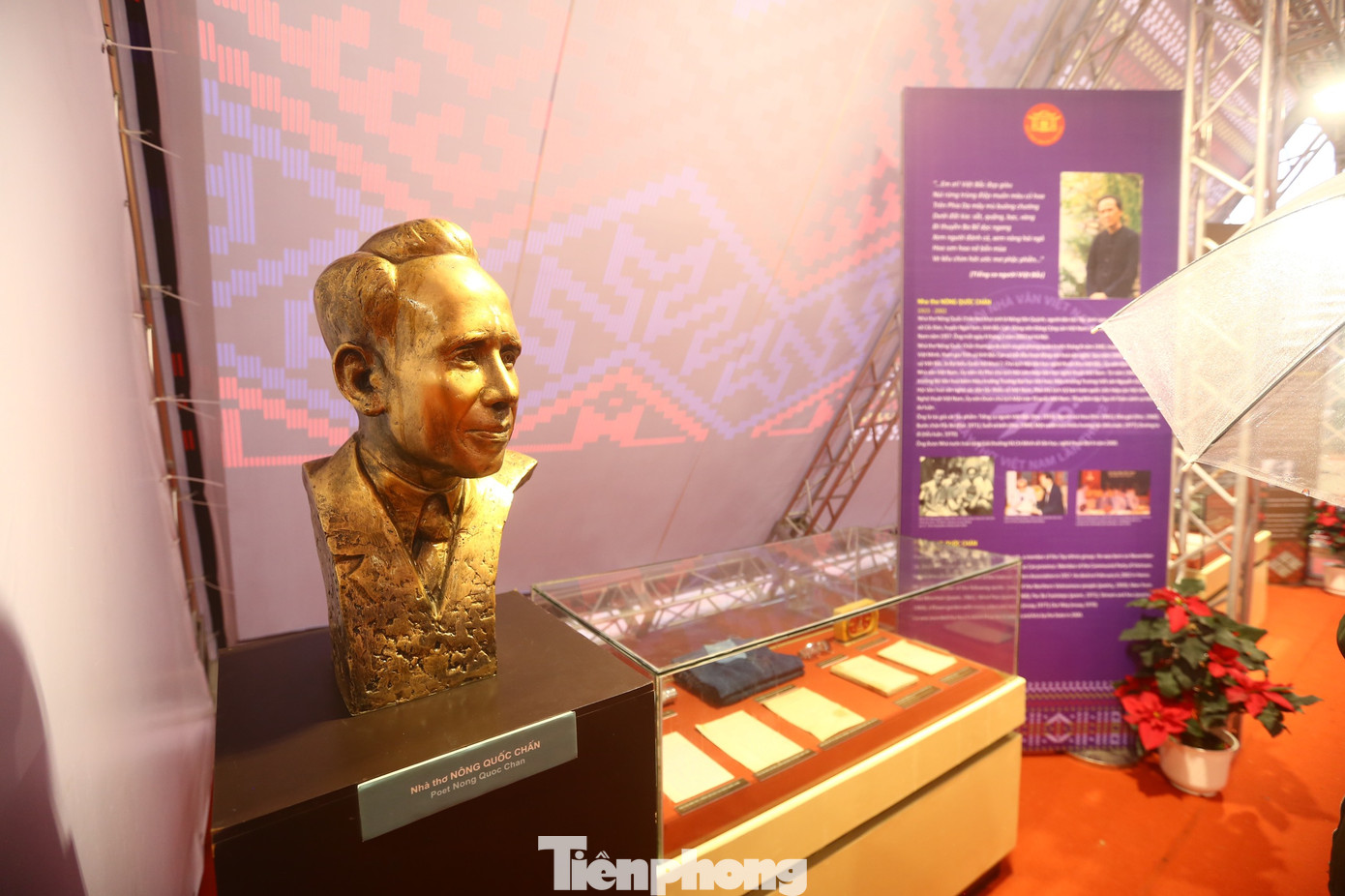 Trước đó, Nhà ký ức năm 2023 khá gây thất vọng về số lượng kỷ vật. Giải thích về sự cố này, nhà thơ Nguyễn Quang Thiều - Chủ tịch Hội Nhà văn Việt Nam - cho rằng việc lưu trữ tư liệu, hiện vật của các nhà văn nhà thơ chưa chuyên nghiệp nên thiếu thốn rất nhiều. “Tuy nhiên dù thiếu chúng tôi vẫn phải bày biện thôi”, ông Thiều nói.