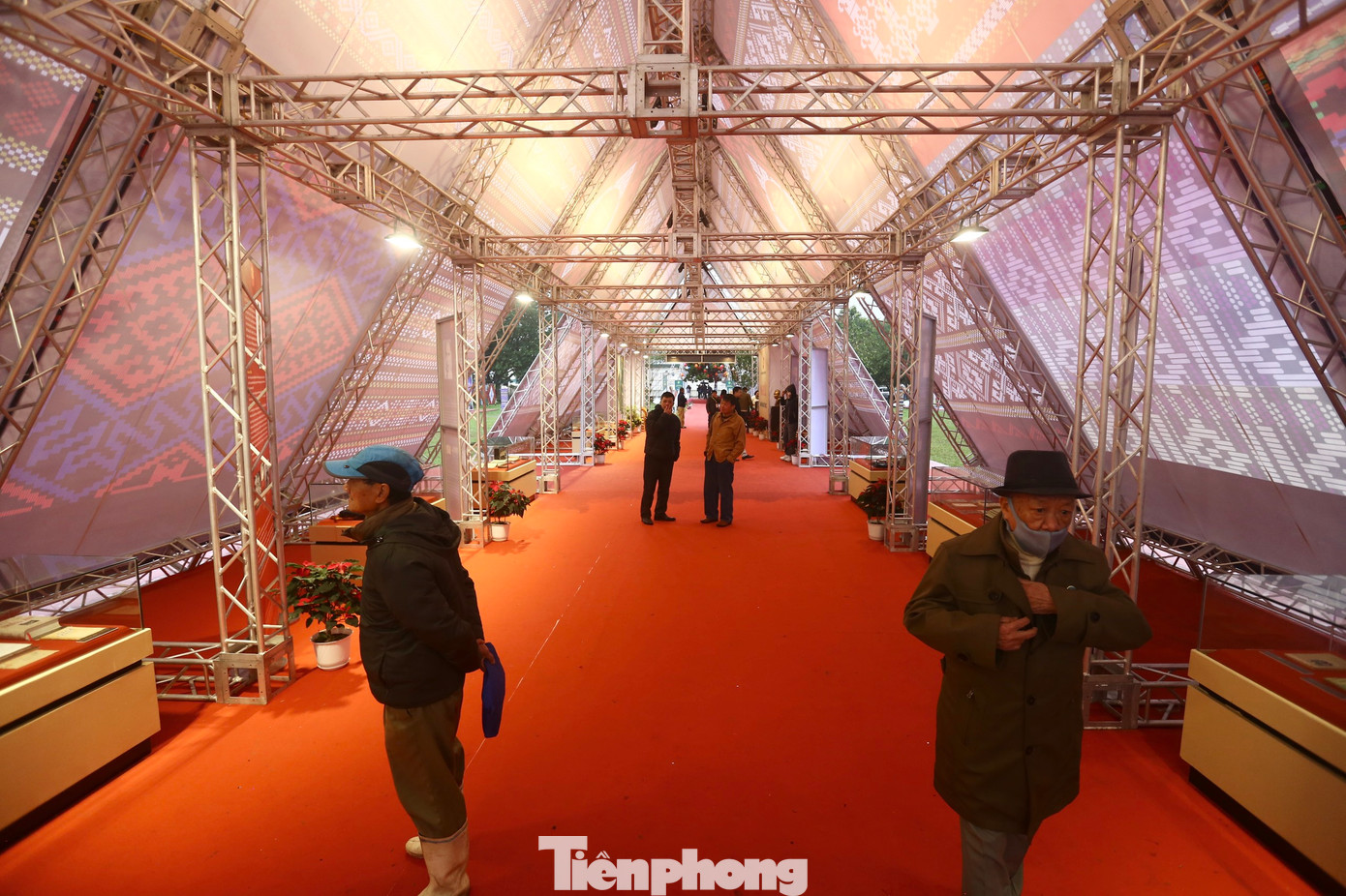 Sáng 24/2, Hà Nội chìm trong mưa mù, giá lạnh nhưng không ngăn được bước chân người yêu thơ, mê thơ đến với Hoàng thành Thăng Long để chiêm ngưỡng, tìm hiểu về nhiều nhà thơ lớn tại Việt Nam.