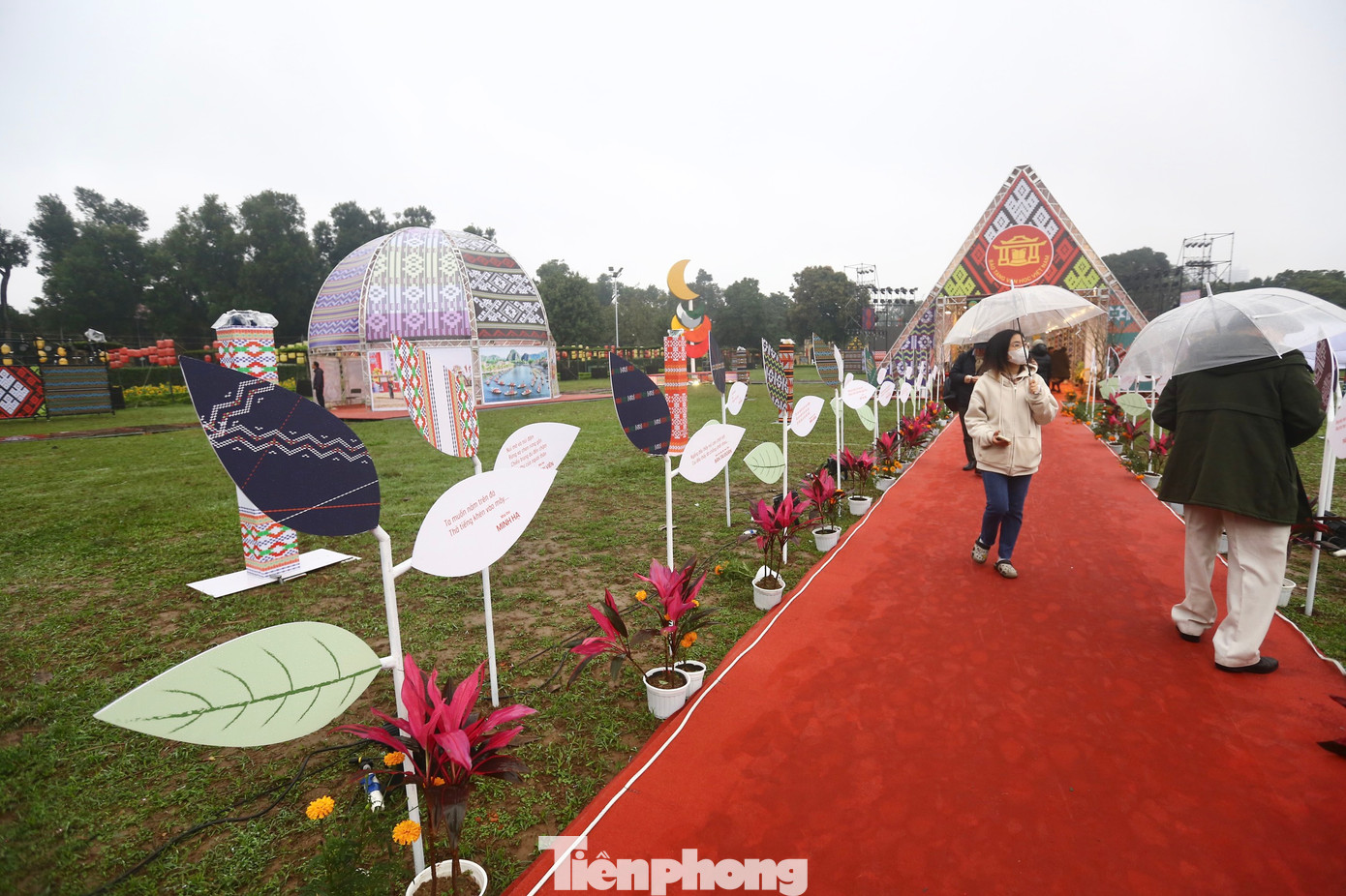 Sáng 24/2, Hà Nội chìm trong mưa mù, giá lạnh nhưng không ngăn được bước chân người yêu thơ, mê thơ đến với Hoàng thành Thăng Long để chiêm ngưỡng, tìm hiểu về nhiều nhà thơ lớn tại Việt Nam.