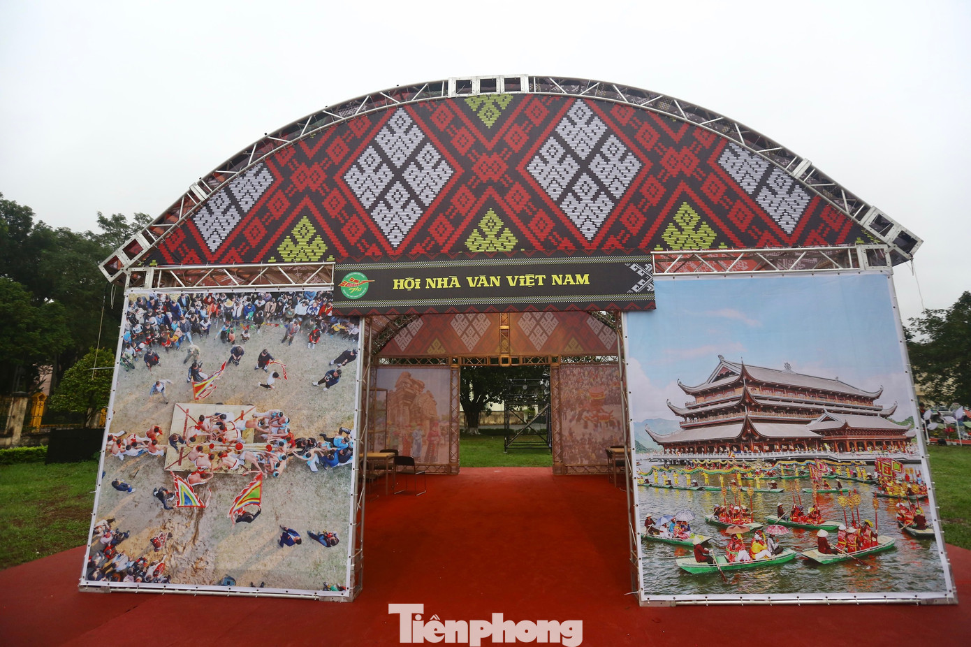 Trong khuôn khổ Ngày thơ Việt Nam 2024, người dân có thể tham quan Nhà ký ức, Đường thơ, tham gia trò chơi đố thơ, các buổi giao lưu giới thiệu tác giả, tác phẩm của các nhà thơ trẻ, các nhà thơ đã thành danh, hoạt động của một số câu lạc bộ thơ trong các Quán thơ do BTC sắp xếp.