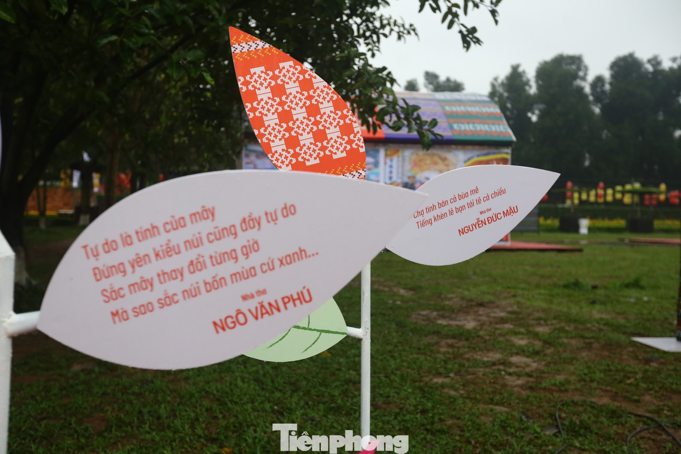 Năm nay, thiết kế tổng thể của Ngày thơ Việt Nam được lấy cảm hứng từ tinh thần đại đoàn kết dân tộc và nền thơ ca của 54 dân tộc anh em. Bởi vậy, đường thơ được trang trí bằng những mầm lá non cách điệu, với họa tiết trang trí trên trang phục của các dân tộc Việt Nam.