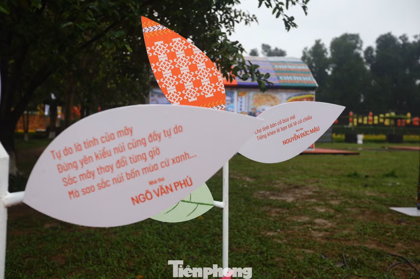 Năm nay, thiết kế tổng thể của Ngày thơ Việt Nam được lấy cảm hứng từ tinh thần đại đoàn kết dân tộc và nền thơ ca của 54 dân tộc anh em. Bởi vậy, đường thơ được trang trí bằng những mầm lá non cách điệu, với họa tiết trang trí trên trang phục của các dân tộc Việt Nam.