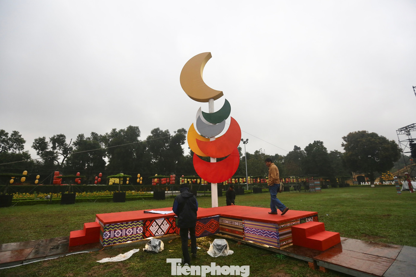 Những hạng mục cuối cùng chuẩn bị cho đêm thơ được gấp rút hoàn thiện trong mưa. Đêm thơ luôn là điểm nhấn đặc sắc của Ngày thơ Việt Nam trong nhiều năm qua. Năm nay đêm thơ được thực hiện với chủ đề Bản hòa âm đất nước do nhà thơ Trần Hữu Việt viết kịch bản văn học, nhà báo Phan Đăng viết lời bình và dẫn dắt chương trình cùng Á hậu Thụy Vân. Ban tổ chức tự hào bởi hai người dẫn chương trình có mức cát xê đắt đỏ hào hứng nhận lời, không màng thù lao.