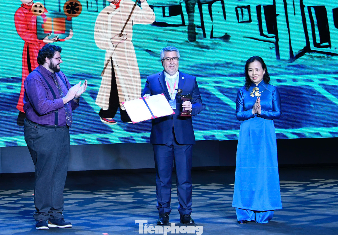 Giải thưởng trong Liên hoan Phim quốc tế Hà Nội lần thứ VII (HANIFF VII) được trao cho 10 hạng mục: Phim dài xuất sắc nhất, Phim ngắn xuất sắc nhất, Đạo diễn phim dài xuất sắc nhất, Diễn viên nam chính phim dài xuất sắc nhất, Diễn viên nữ chính phim dài xuất sắc nhất, Giải thưởng của ban giám khảo cho phim dài, Đạo diễn phim ngắn xuất sắc nhất, Diễn viên trẻ triển vọng (từ 18 đến 35 tuổi), Giải thưởng của ban giám khảo cho phim ngắn, Giải Mạng lưới các Ủy ban điện ảnh châu Á (AFCNet) cho phim dài.