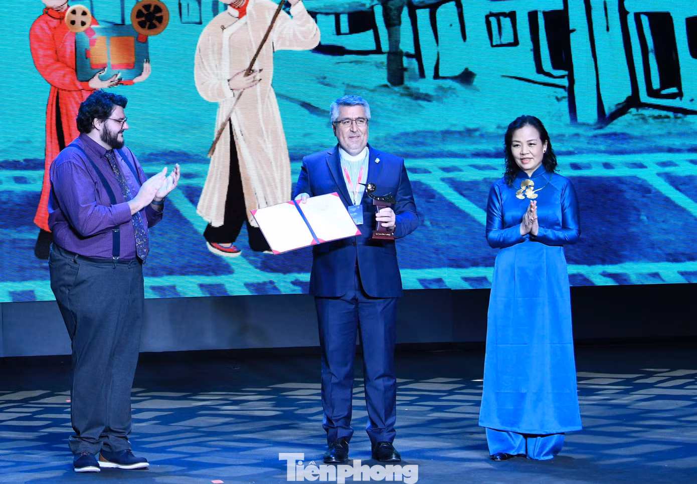 Giải thưởng trong Liên hoan Phim quốc tế Hà Nội lần thứ VII (HANIFF VII) được trao cho 10 hạng mục: Phim dài xuất sắc nhất, Phim ngắn xuất sắc nhất, Đạo diễn phim dài xuất sắc nhất, Diễn viên nam chính phim dài xuất sắc nhất, Diễn viên nữ chính phim dài xuất sắc nhất, Giải thưởng của ban giám khảo cho phim dài, Đạo diễn phim ngắn xuất sắc nhất, Diễn viên trẻ triển vọng (từ 18 đến 35 tuổi), Giải thưởng của ban giám khảo cho phim ngắn, Giải Mạng lưới các Ủy ban điện ảnh châu Á (AFCNet) cho phim dài.