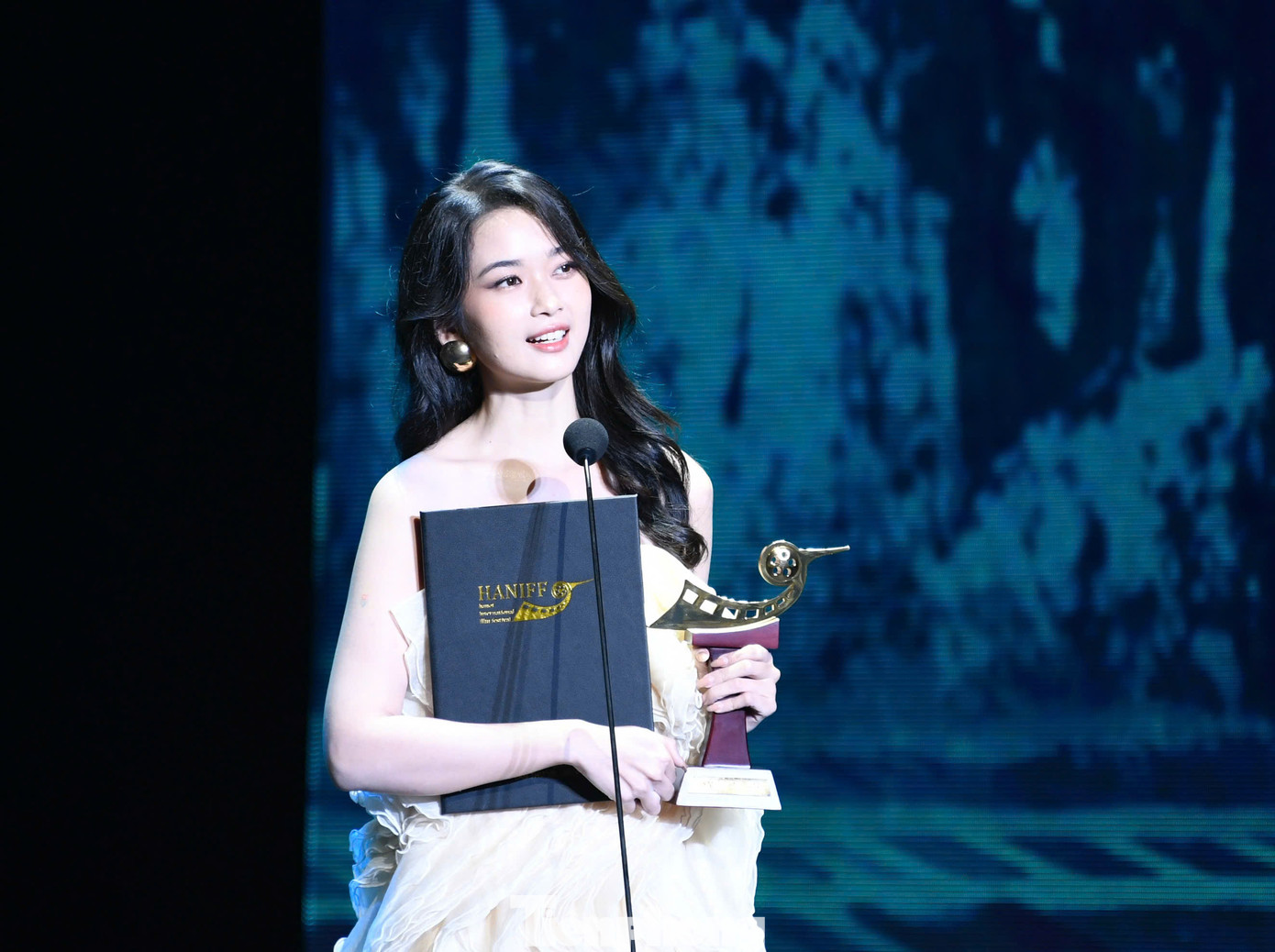 Phát biểu sau khi nhận giải thưởng, diễn viên bày tỏ sự biết ơn tới BTC Liên hoan phim, đạo diễn, biên kịch và ê-kíp làm phim Ngày xưa có một chuyện tình. Với nữ diễn viên, giải thưởng này là lời động viên lớn trên hành trình làm nghề. Cô cũng gửi lời cảm ơn đến hai bạn diễn Alvin Lu và Đỗ Nhật Hoàng đã đồng hành cùng cô trong tác phẩm điện ảnh đầu tay.