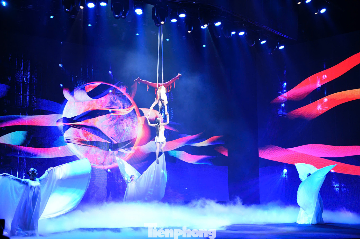 Sân khấu Lễ bế mạc và trao giải mang đến cho khán giả những màn biểu diễn đặc sắc, mang đậm nét văn hóa Việt Nam.