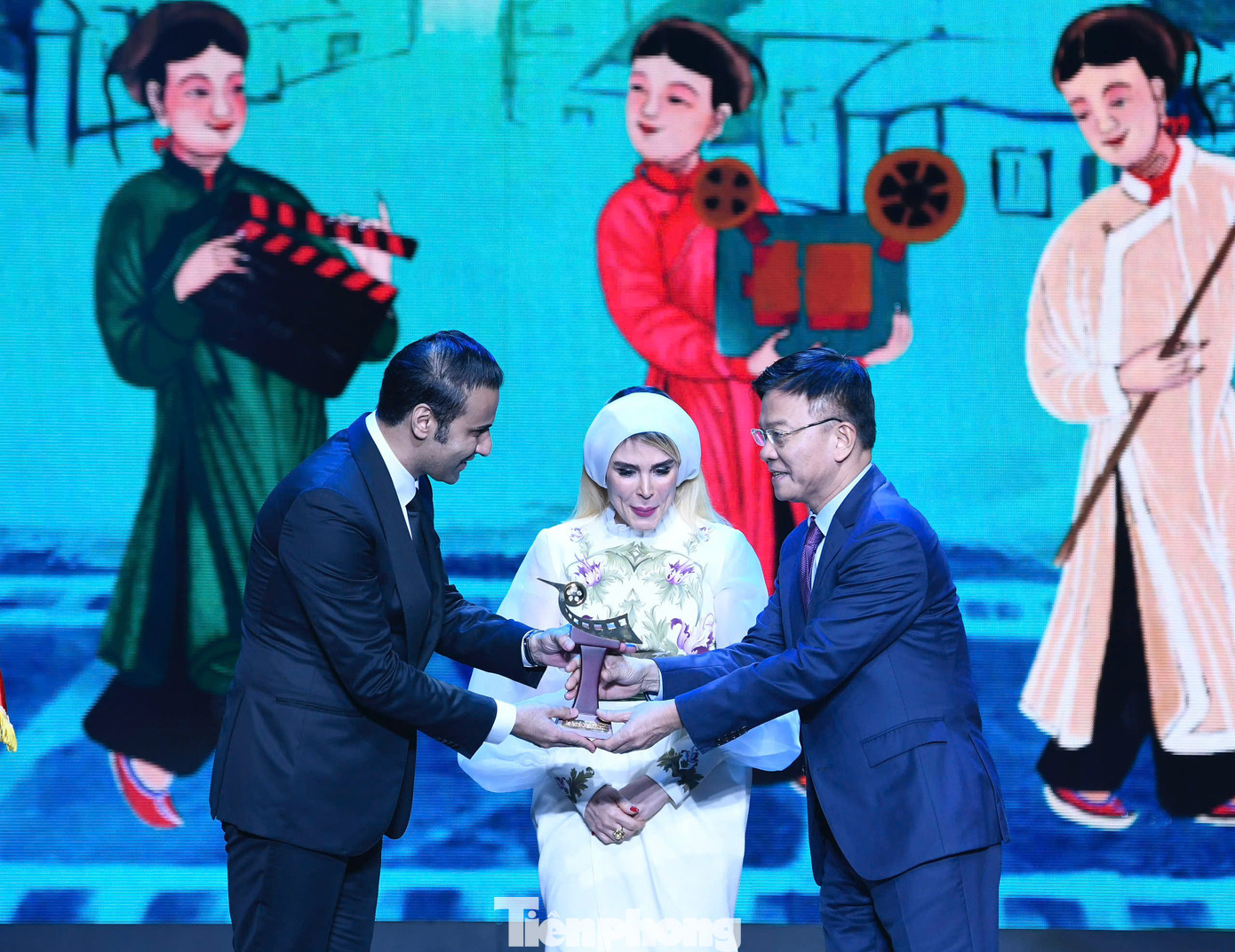 Hard shell (Vỏ bọc) xoay quanh câu chuyện của Samir - cậu bé tuổi vị thành niên, phải lòng Leila - cô gái từng là diễn viên múa thăng bằng nhưng bị chính quyền cấm biểu diễn. Bố của Samir - Siamak sau khi phát hiện đàn lừa bị mất tích đã khám phá ra những bí mật tham nhũng tồi tệ.