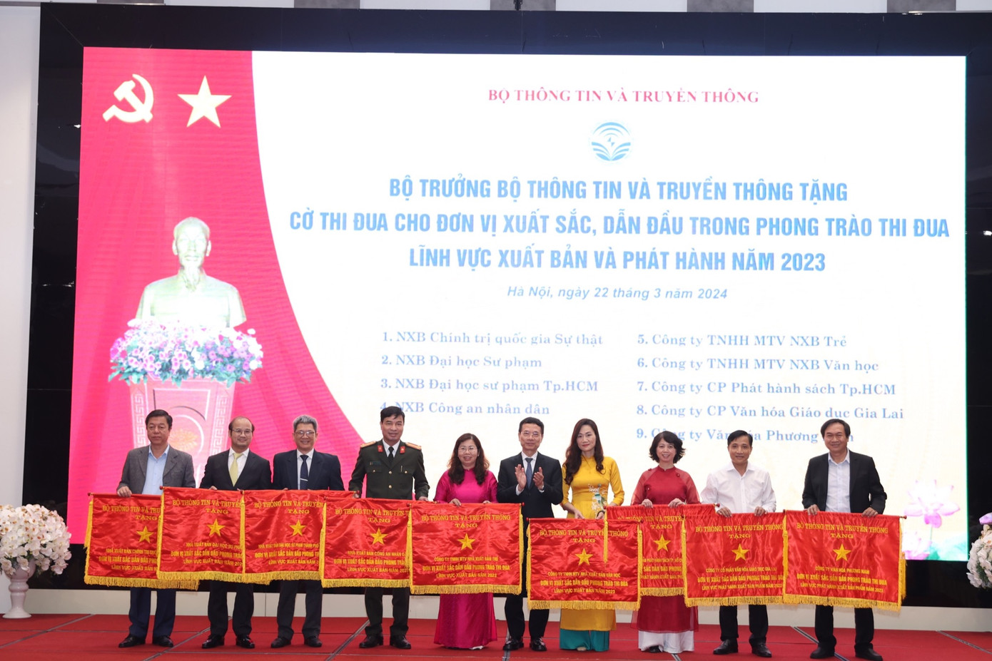 Bộ trưởng Bộ Thông tin và Truyền thông Nguyễn Mạnh Hùng trao cờ thi đua cho các đơn vị xuất sắc, dẫn đầu trong phong trào thi đua lĩnh vực xuất bản và phát hành năm 2023. Bộ trưởng Bộ Thông tin và Truyền thông Nguyễn Mạnh Hùng trao cờ thi đua cho các đơn vị xuất sắc, dẫn đầu trong phong trào thi đua lĩnh vực xuất bản và phát hành năm 2023.