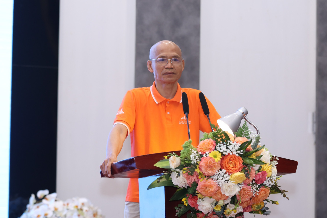 Ông Nguyễn Mạnh Hùng (Thaihabooks) bày tỏ sự lo lắng khi doanh thu của nhiều NXB còn thấp, nhiều NXB không có nổi một cuốn bán một triệu bản. Ông Nguyễn Mạnh Hùng (Thaihabooks) bày tỏ sự lo lắng khi doanh thu của nhiều NXB còn thấp, nhiều NXB không có nổi một cuốn bán một triệu bản.