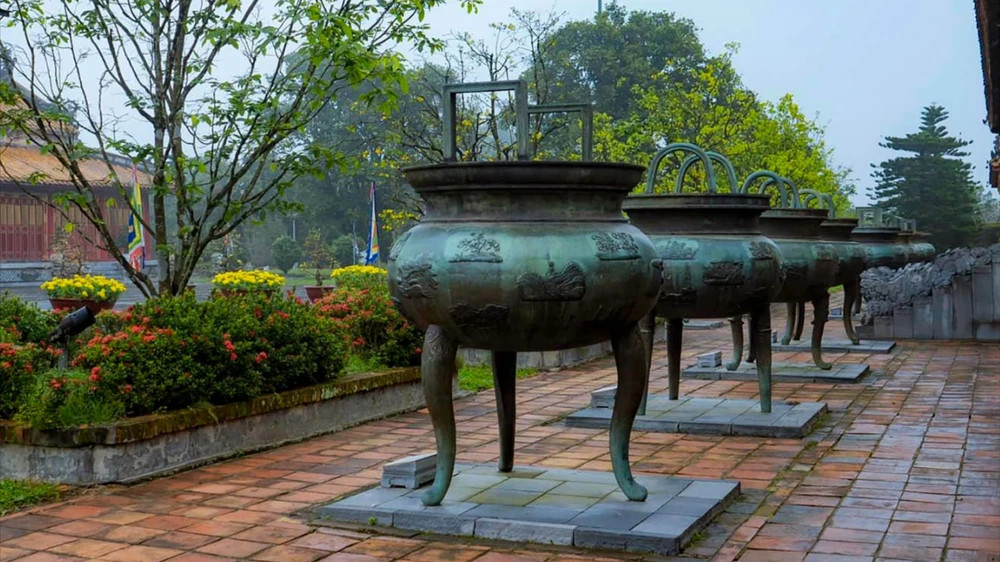 Trải qua 200 năm với sự tàn khốc của chiến tranh và thời gian, song cửu đỉnh vẫn còn nguyên vẹn.