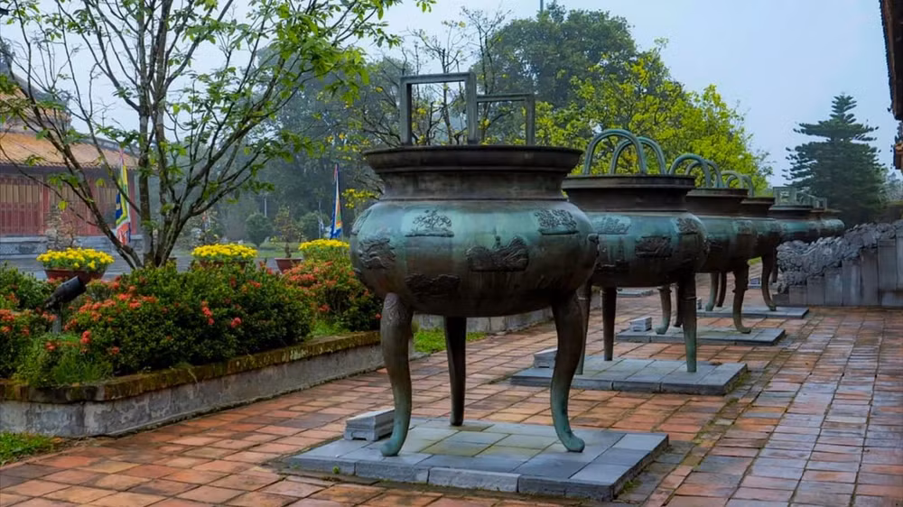 Trải qua 200 năm với sự tàn khốc của chiến tranh và thời gian, song cửu đỉnh vẫn còn nguyên vẹn.