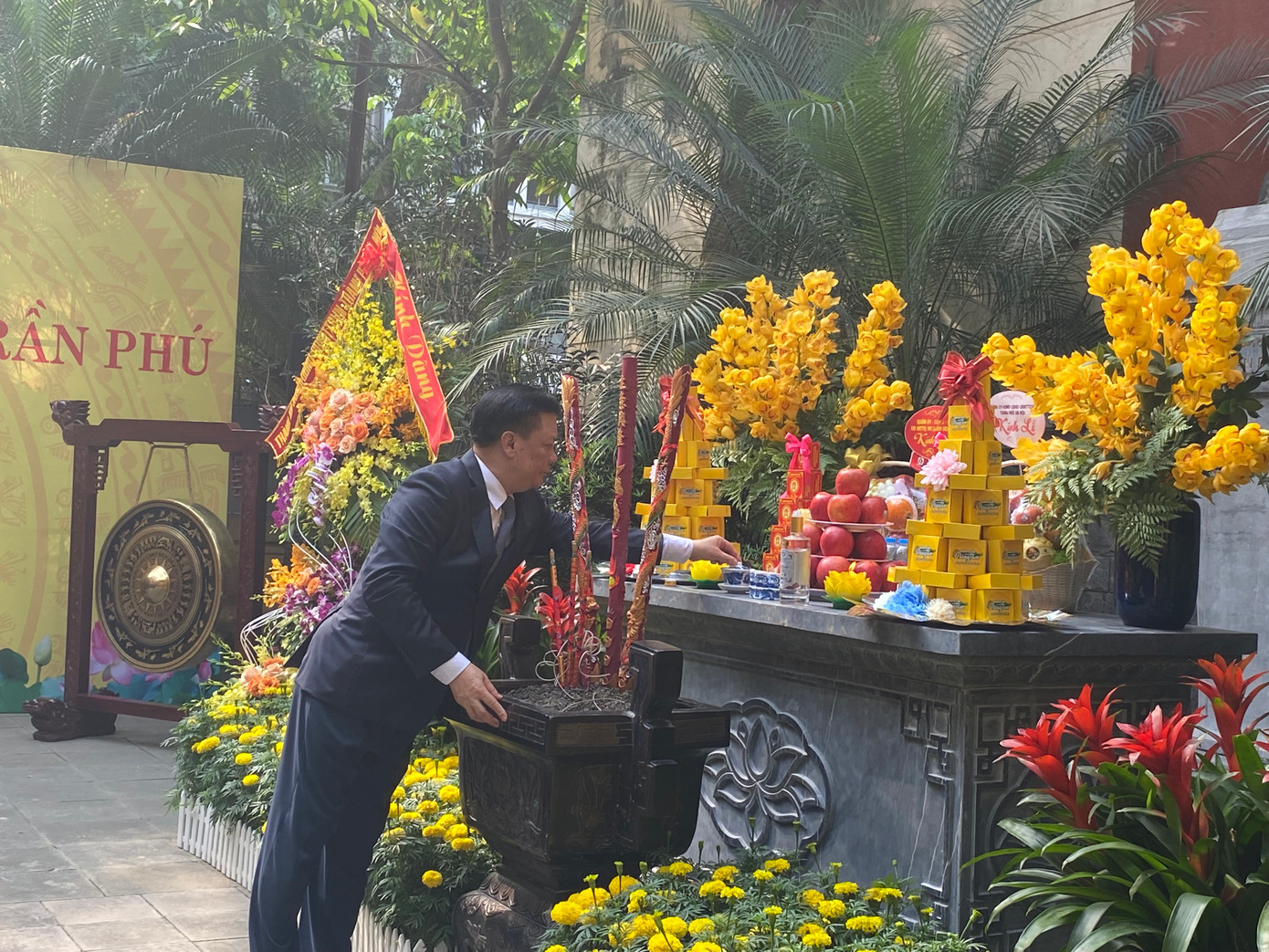 Bí thư Thành uỷ Hà Nội Đinh Tiến Dũng dâng hương trước tượng đài Tổng Bí thư Trần Phú. Bí thư Thành uỷ Hà Nội Đinh Tiến Dũng dâng hương trước tượng đài Tổng Bí thư Trần Phú.