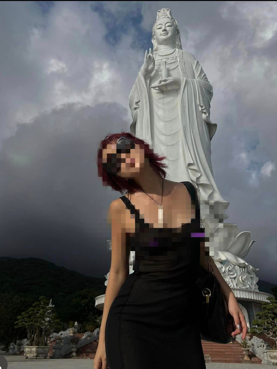 Nữ du khách thoải mái tạo dáng, check-in trong trang phục hở bạo tại chùa Linh Ứng. Ảnh: Instagram. Nữ du khách thoải mái tạo dáng, check-in trong trang phục hở bạo tại chùa Linh Ứng. Ảnh: Instagram.