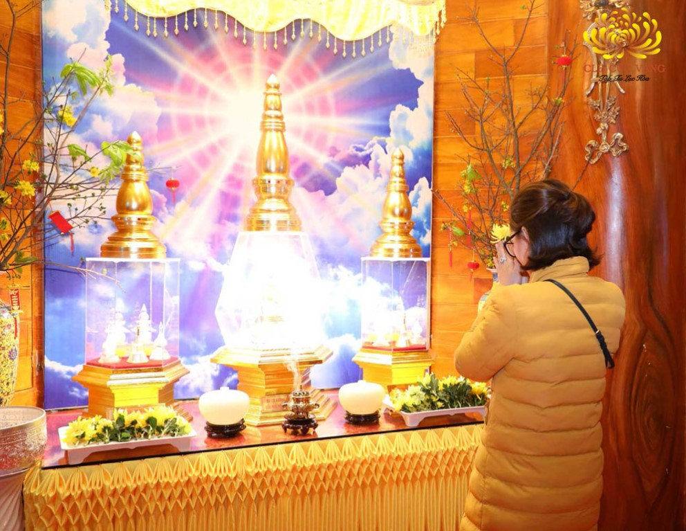 Lôi kéo cúng dường, khích lệ Phật tử quyên góp tiền cho nhà chùa... là những sai lệch trong thuyết pháp.