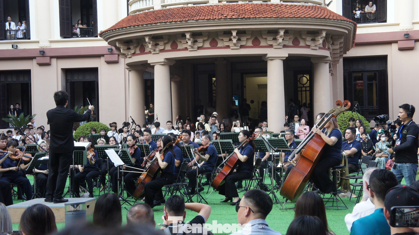 Hòa nhạc Giai điệu mùa thu do Bảo tàng Mỹ thuật Việt Nam phối hợp với Dàn nhạc giao hưởng quốc gia Việt Nam tổ chức nhân kỷ niệm 70 năm Ngày Giải phóng Thủ đô 10/10.