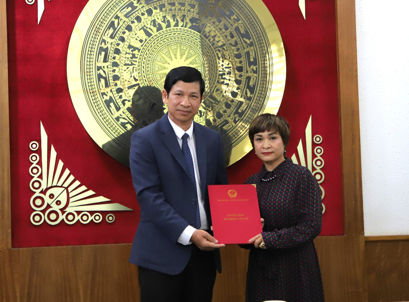 Bà Hoàng Thị Kim Anh nhận quyết định bổ nhiệm chức Giám đốc Quỹ Hỗ trợ phát triển du lịch.