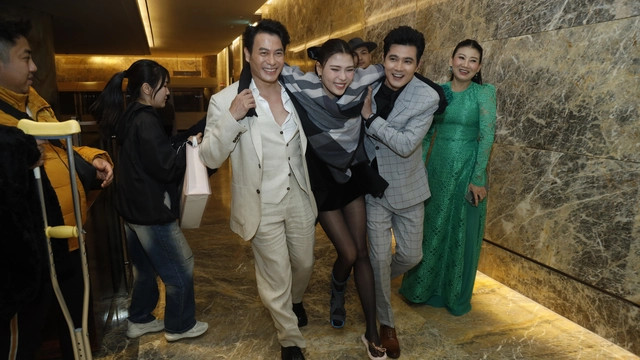 Gặp sự cố trước ngày diễn ra họp báo, Thúy Diễm phải có sự trợ giúp của bạn diễn để di chuyển. Gặp sự cố trước ngày diễn ra họp báo, Thúy Diễm phải có sự trợ giúp của bạn diễn để di chuyển.