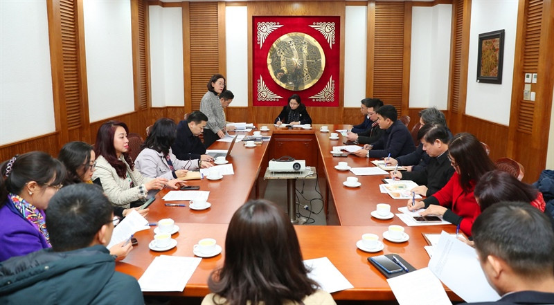 Thứ trưởng Bộ VHTTDL Trịnh Thị Thủy chủ trì cuộc họp rà soát về công tác chuẩn bị tổ chức lễ trao tặng danh hiệu NSND, NSƯT lần thứ 10. Ảnh: Trần Huấn.