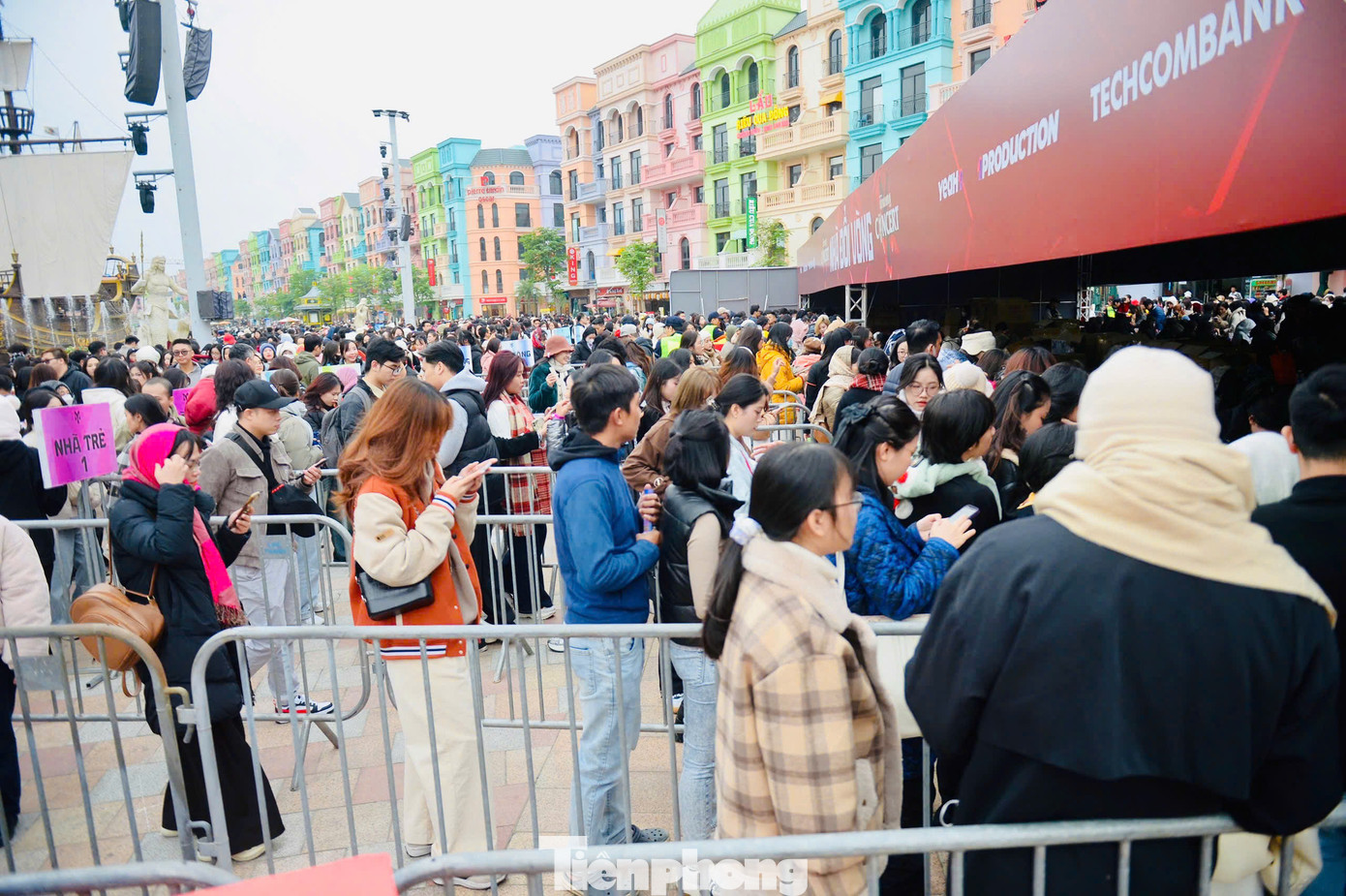 Khu vực đổi vòng để vào sân luôn đông đúc nhất. Khán giả đến concert được giao lưu với dàn anh tài trước giờ diễn. Khu vực đổi vòng để vào sân luôn đông đúc nhất. Khán giả đến concert được giao lưu với dàn anh tài trước giờ diễn.