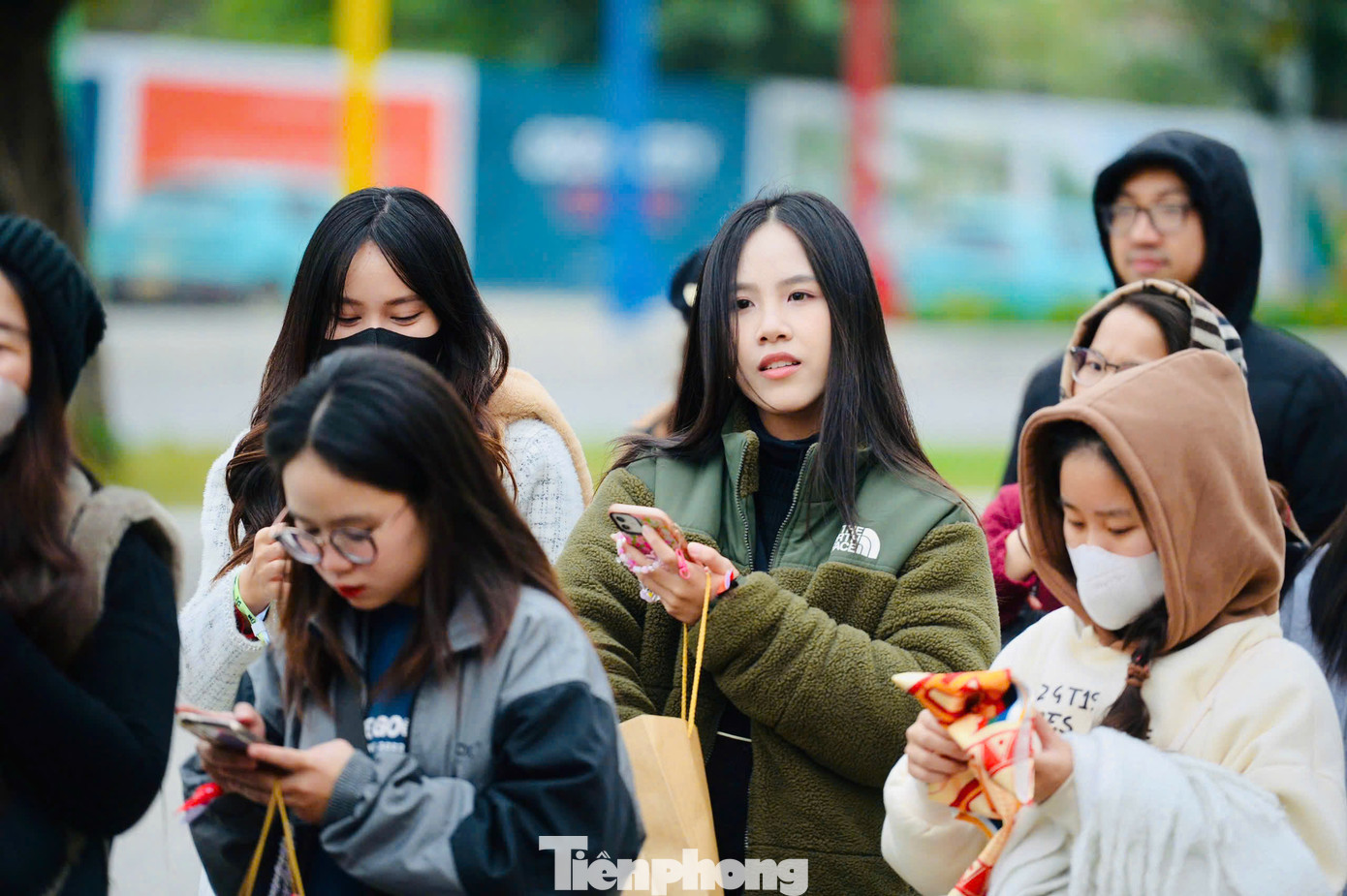 Người hâm mộ chuẩn bị nhiều đồ giữ ấm để vào sân khấu. Đêm diễn thứ hai của Anh trai vượt ngàn chông gai diễn ra trong thời tiết dưới 15 độ C.