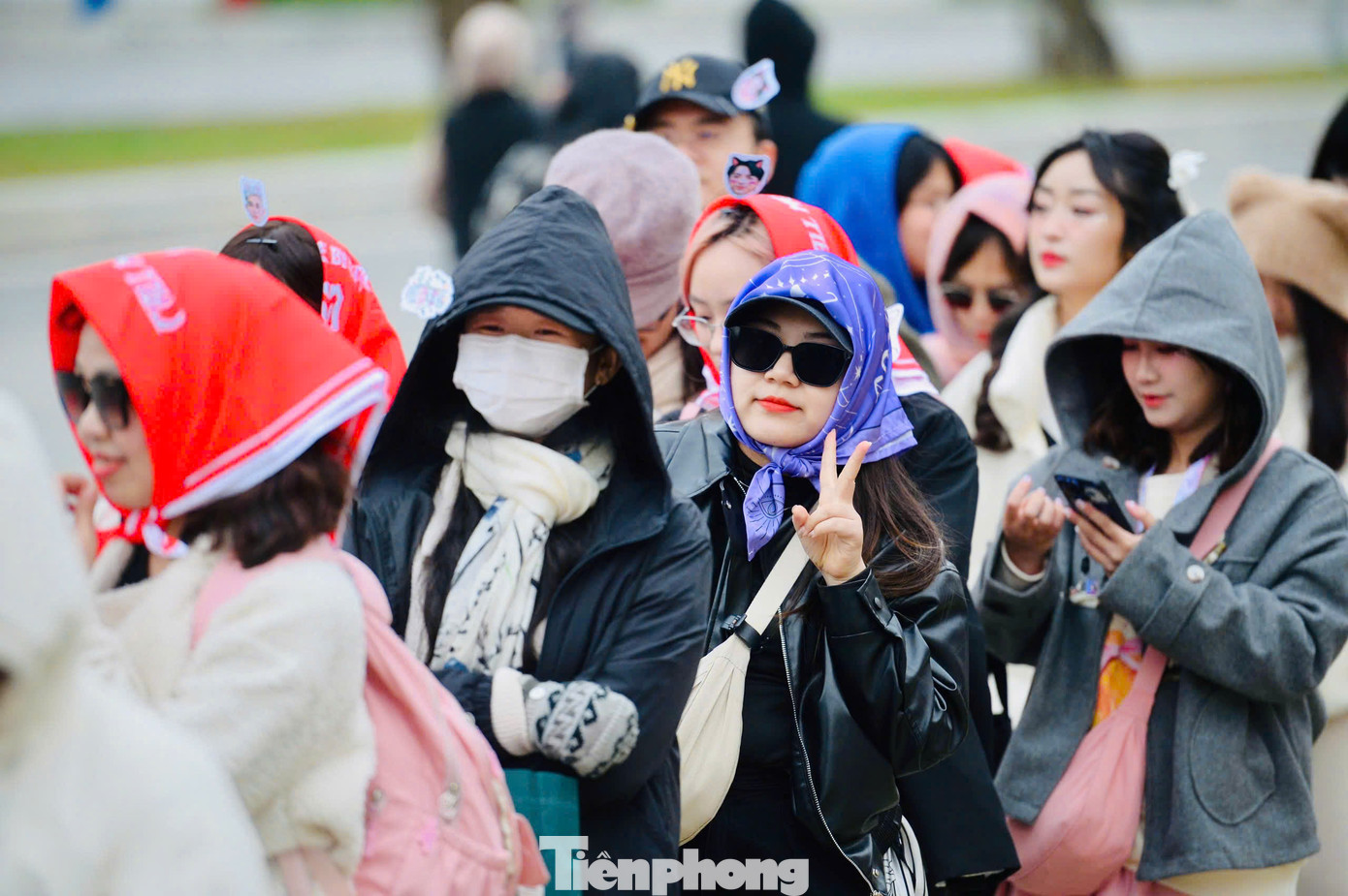 Người hâm mộ chuẩn bị nhiều đồ giữ ấm để vào sân khấu. Đêm diễn thứ hai của Anh trai vượt ngàn chông gai diễn ra trong thời tiết dưới 15 độ C.