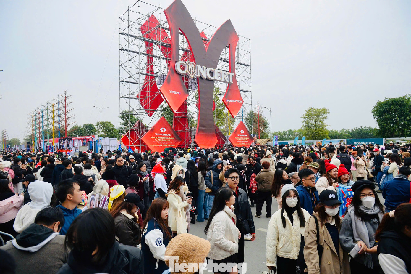 Sức hút của dàn nghệ sĩ kéo hàng vạn người từ nhiều nơi trên toàn quốc về các địa điểm tổ chức concert. Sức hút của dàn nghệ sĩ kéo hàng vạn người từ nhiều nơi trên toàn quốc về các địa điểm tổ chức concert.