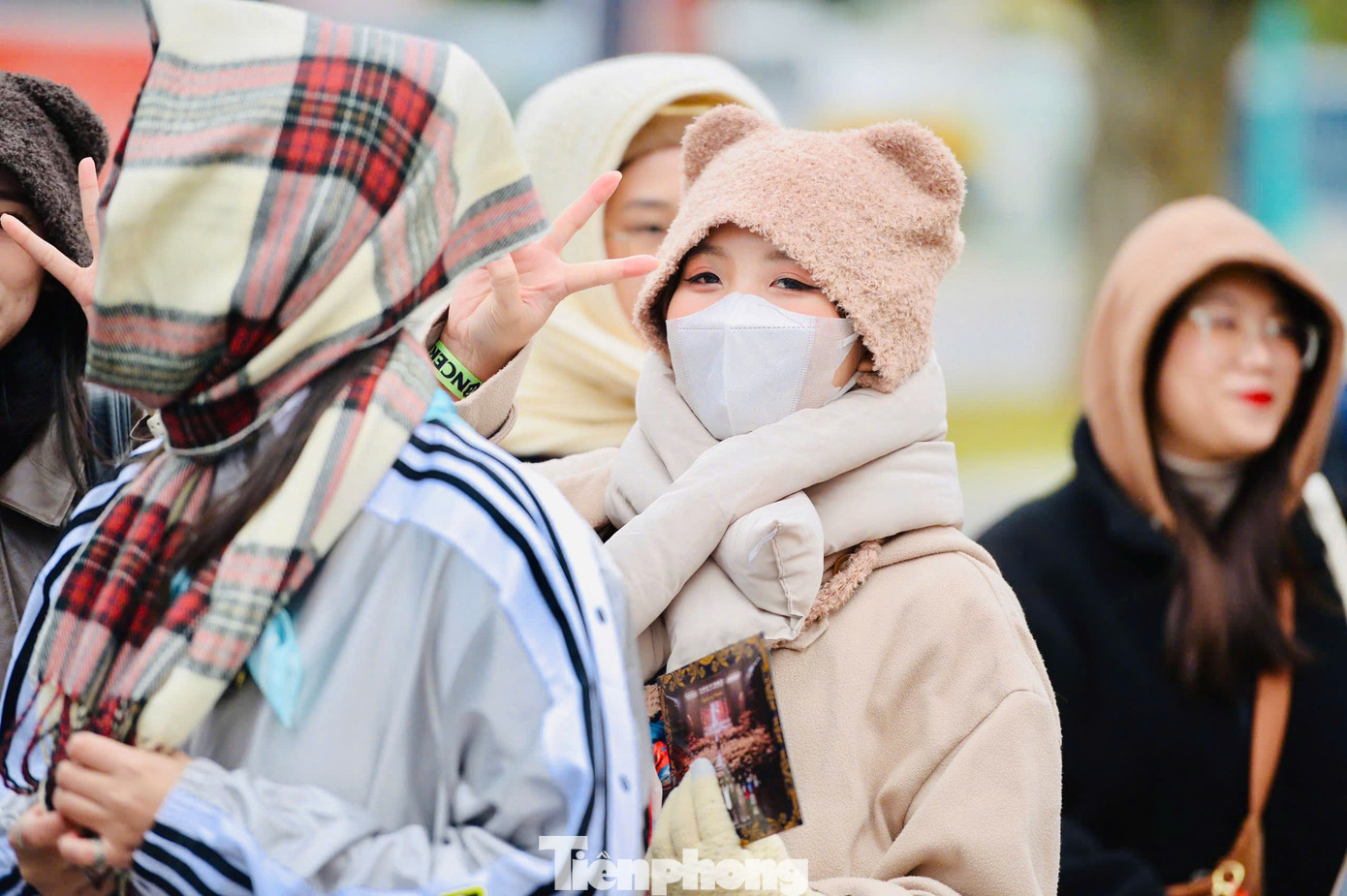 Người hâm mộ chuẩn bị nhiều đồ giữ ấm để vào sân khấu. Đêm diễn thứ hai của Anh trai vượt ngàn chông gai diễn ra trong thời tiết dưới 15 độ C.